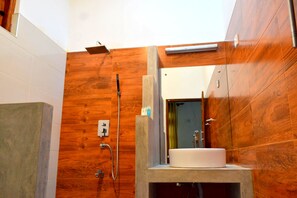 Casa rural superior | Bany | Dutxa, capçal de dutxa tipus cascada i articles de tocador gratuïts 