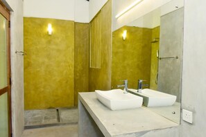 Casa de campo luxo | Banheiro | Chuveiro, chuveiro com efeito de chuva, produtos de toalete grátis 