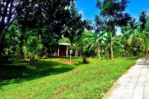 Egyptian cotton sheets, premium bedding, individually decorated - Safari Queens Resort (Udawalawa)