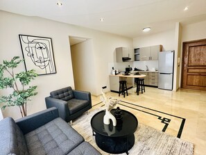 Penthouse Exécutif, 1 chambre, coin cuisine | Coin séjour | Télévision à écran plat