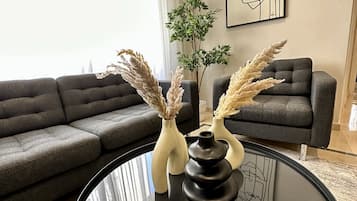 Ático ejecutivo, 1 habitación, cocina básica | Zona de estar | Una televisión de pantalla plana