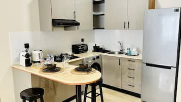 Ático ejecutivo, 1 habitación, cocina básica | Cocina privada | Frigorífico, microondas, placa de cocina y cafetera o tetera