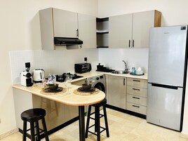 Cafetera/tetera, refrigerador, microondas, placa de cocina