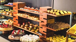 Free daily buffet breakfast - HD Plaza Hotel (Assis)
