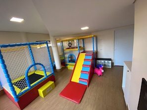 Área de juegos infantiles bajo techo