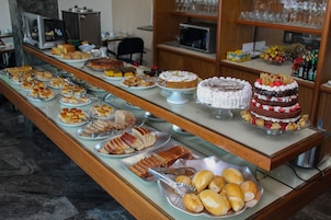 Café da manhã com buffet grátis todos os dias