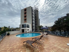 Outdoor pool - HD Plaza Hotel (Assis)