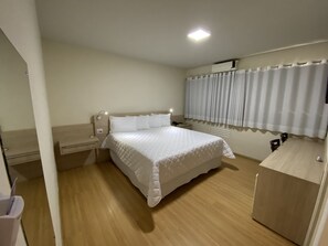 Luksus-dobbeltrom | Minibar, skrivebord, blendingsgardiner og strykejern/-brett