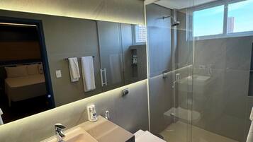 Habitación triple de lujo | Baño | Ducha, artículos de higiene personal gratuitos y secador de pelo