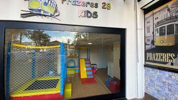 Área de juegos infantiles techada