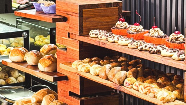 A buffet with various baked goods and desserts. - HD Plaza Hotel (Assis)