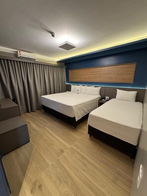Luxury Triple Room | Desk, blackout drapes, iron/ironing board, free WiFi - HD Plaza Hotel (Assis)