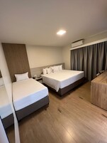 Quarto triplo superluxo | Frigobar, escrivaninha, cortinas blackout, ferros/tábuas de passar roupa