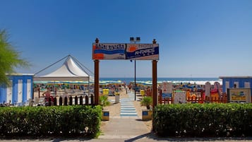 Playa privada, camastros y sombrillas
