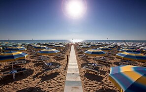 Plage privée, chaises longues, parasols