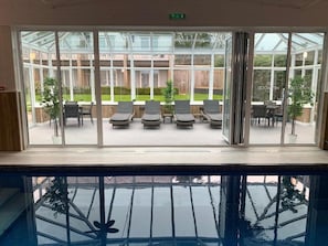 Piscina interna, funciona das 7h às 20h, espreguiçadeiras