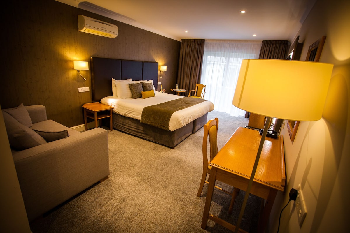 Executive Suite | In-room safe, desk, iron/ironing board (on request), WiFi (free)