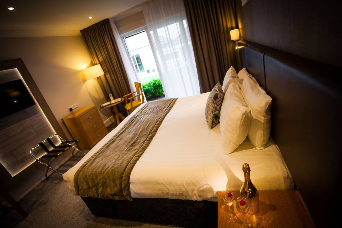 In-room safe, desk, iron/ironing board (on request), WiFi (free)