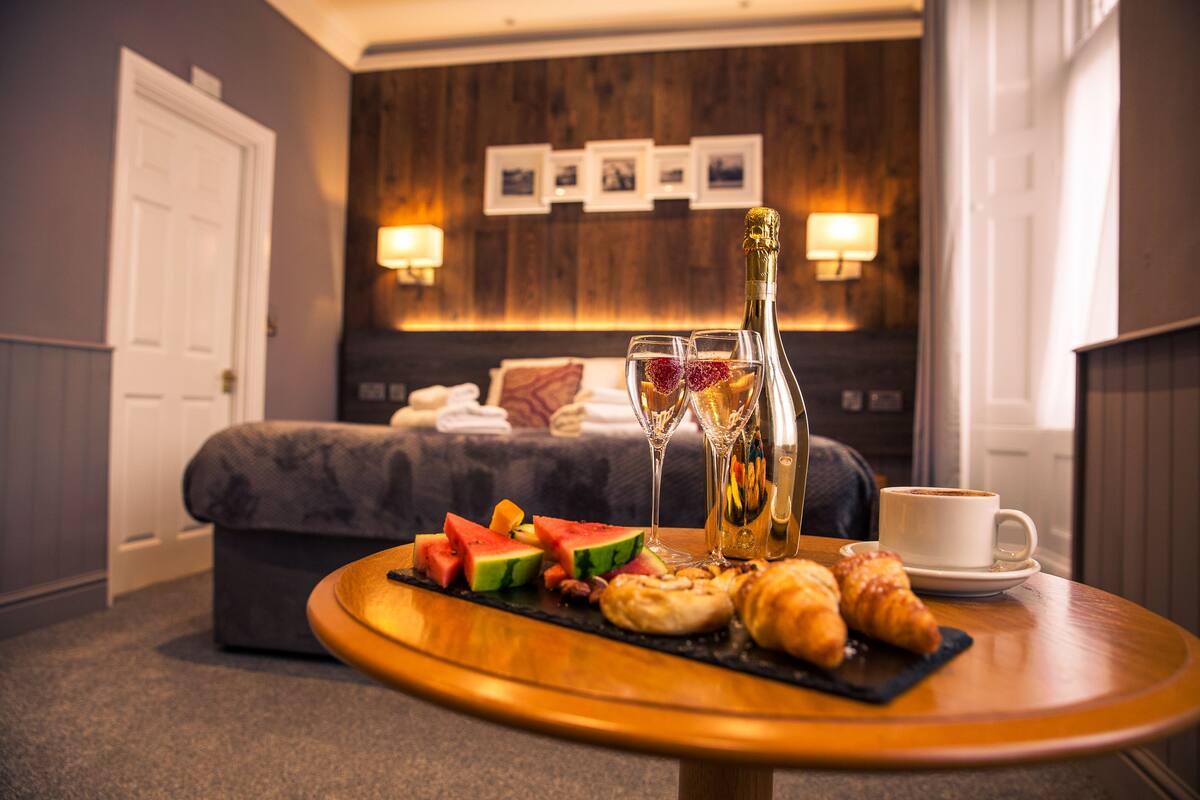 In-room safe, desk, iron/ironing board (on request), WiFi (free)