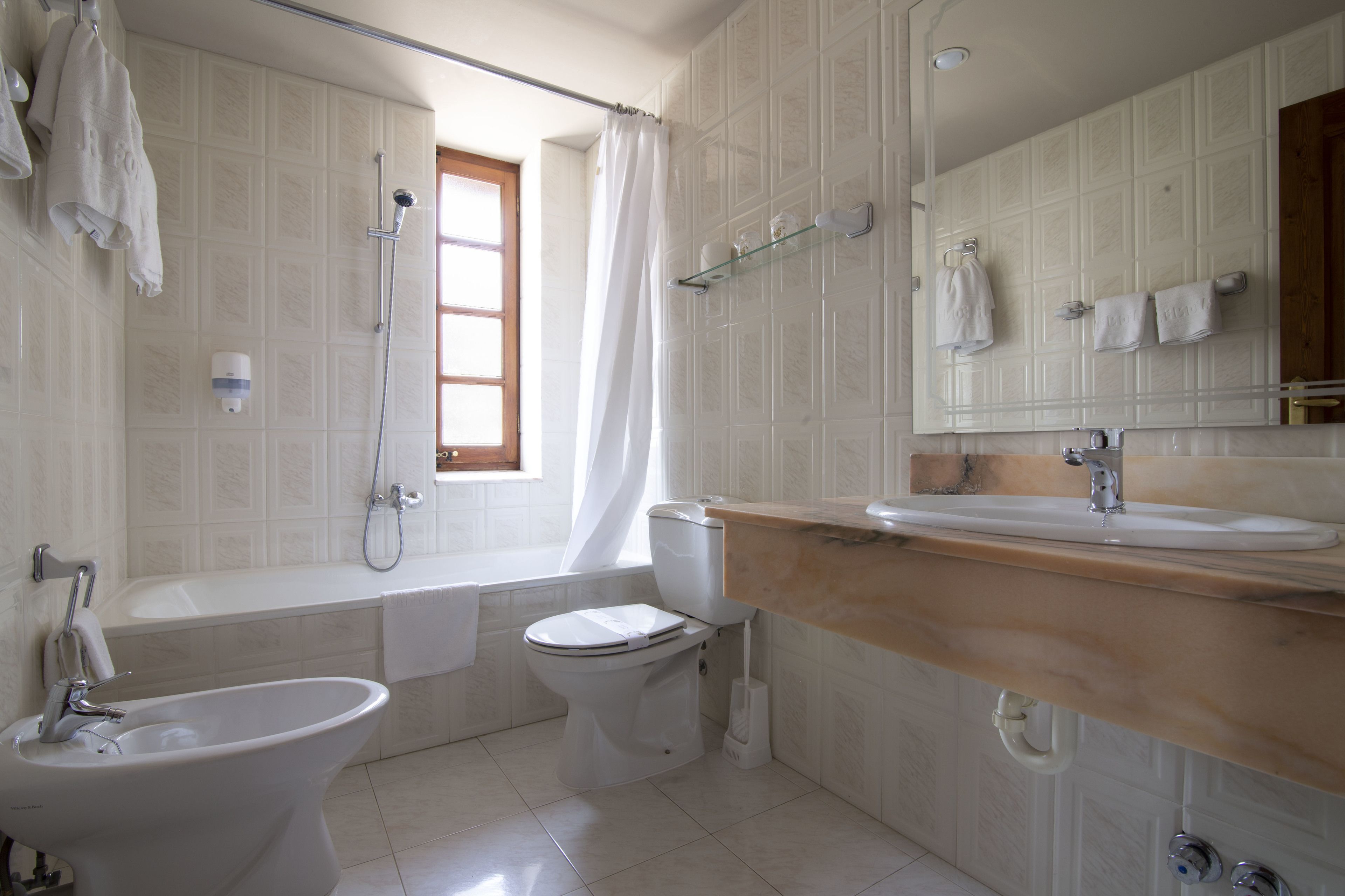 bathtub, deep-soaking bathtub, free toiletries, hair dryer