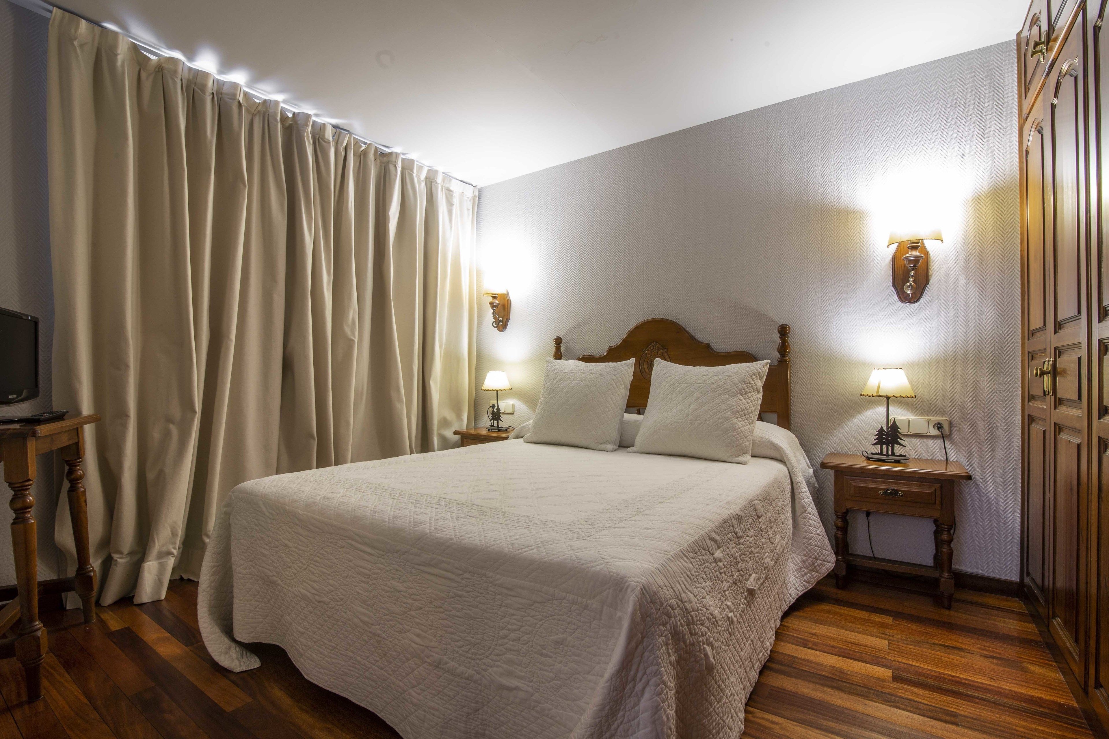 quadruple room | blackout curtains, free wifi, bed sheets