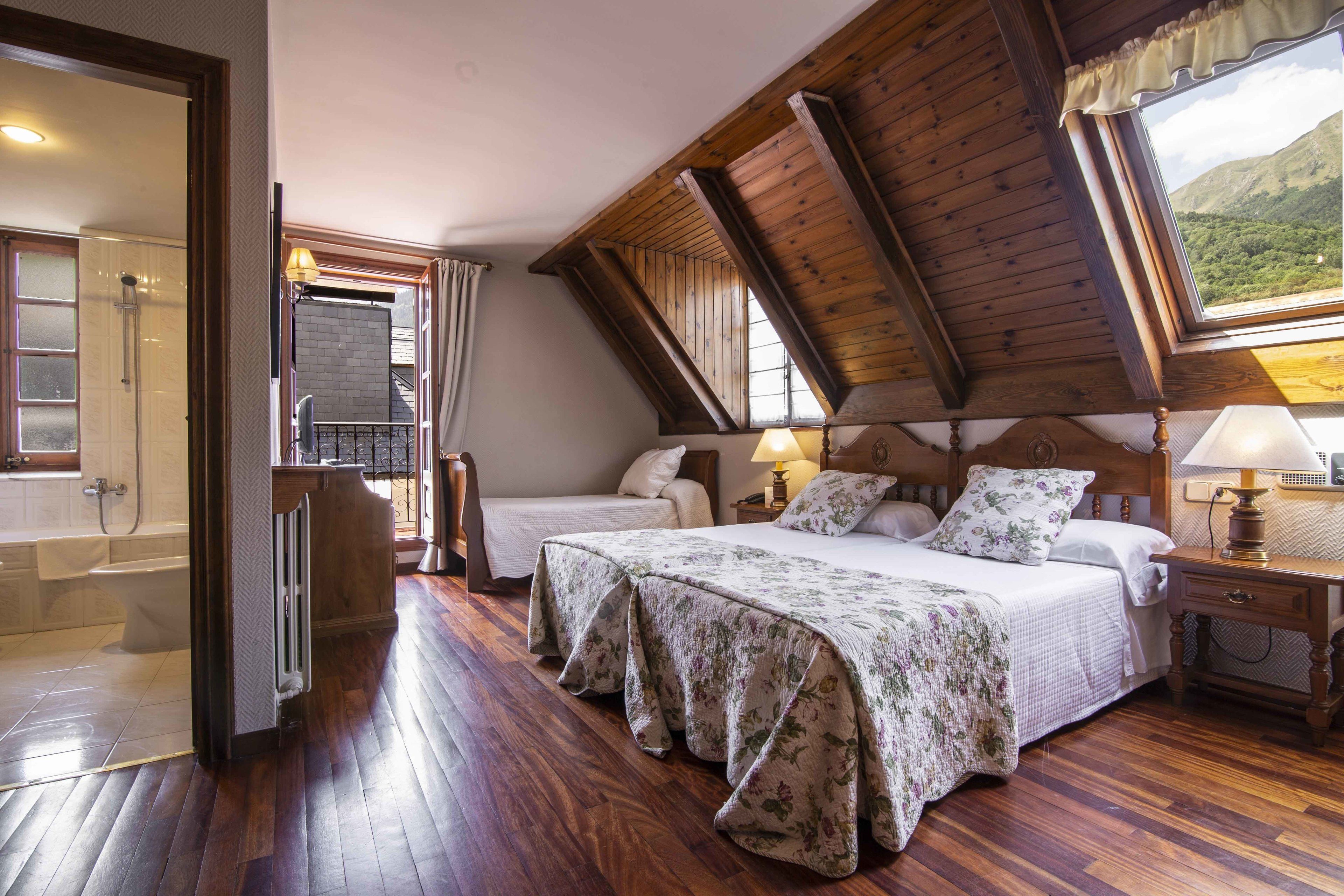 triple room | blackout curtains, free wifi, bed sheets