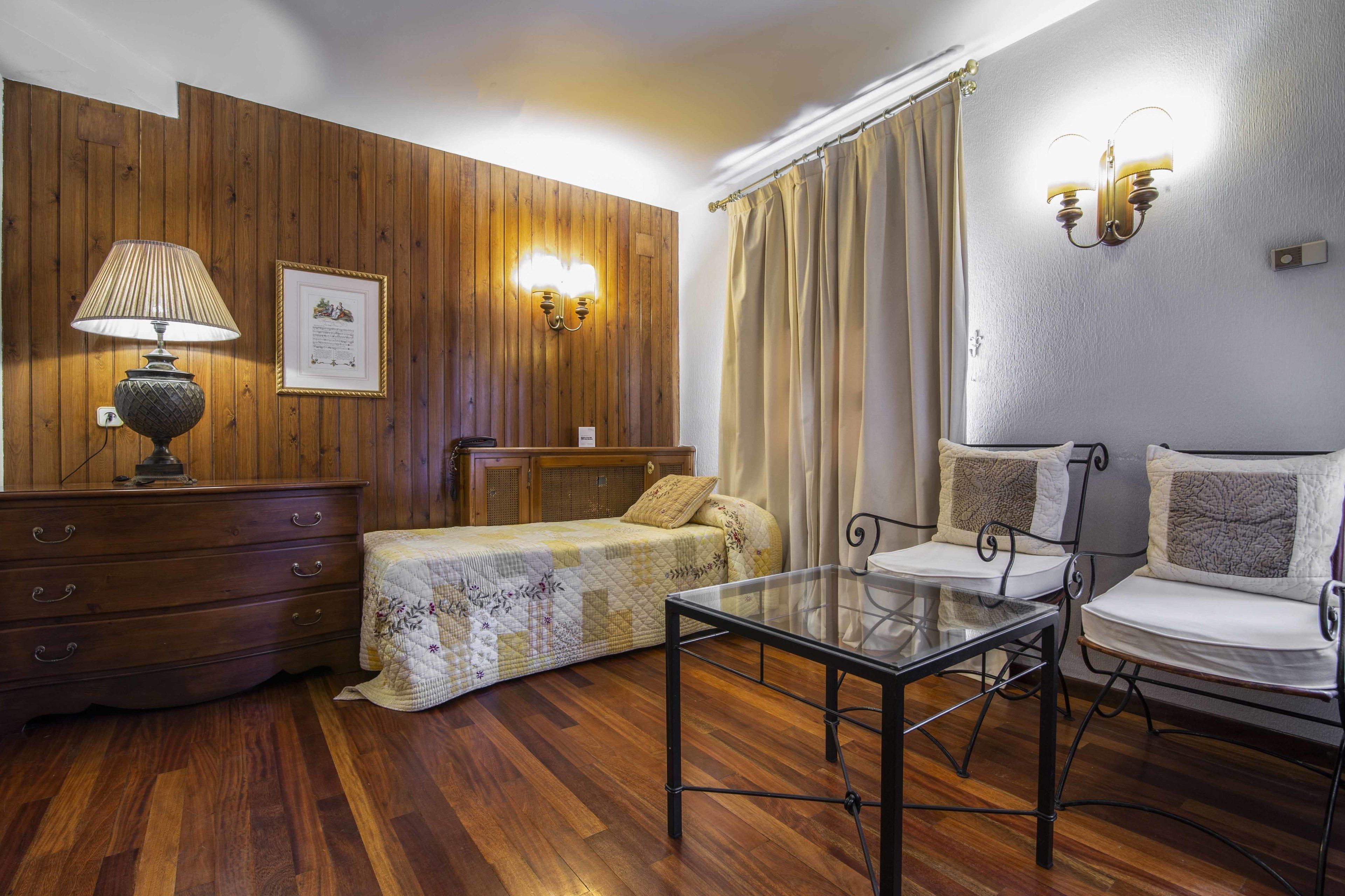 quadruple room | blackout curtains, free wifi, bed sheets