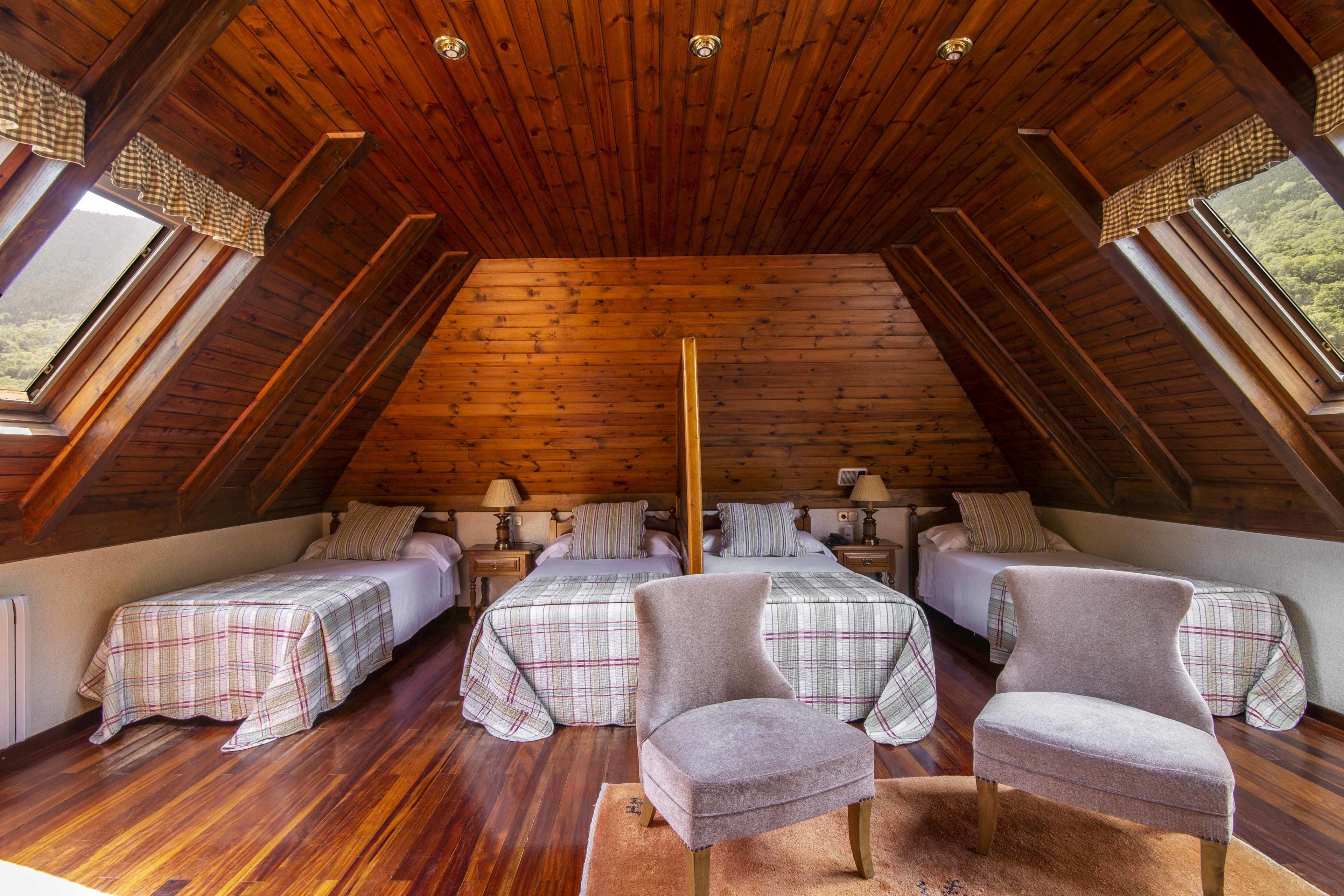 quadruple room | blackout curtains, free wifi, bed sheets