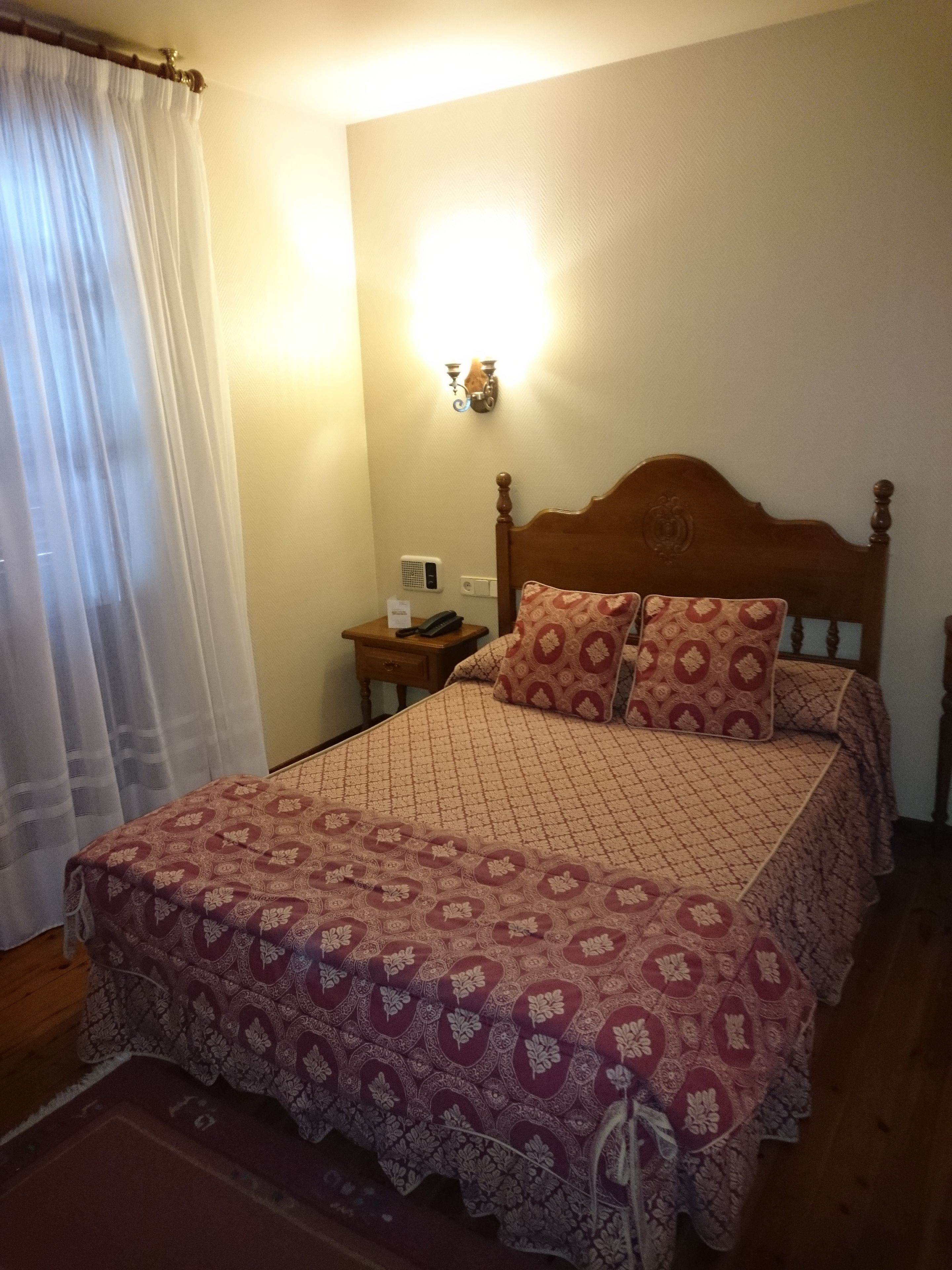 single room | blackout curtains, free wifi, bed sheets