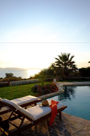 Outdoor pool, sun loungers - Valea Villa (Naxos)