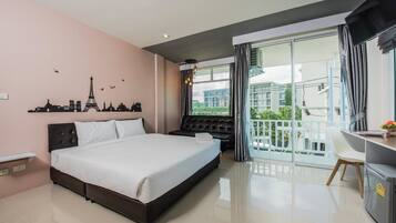 Suite with Balcony | Blackout drapes, free WiFi, bed sheets