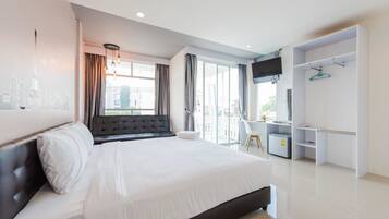 Suite with Balcony | Blackout curtains, free WiFi, bed sheets