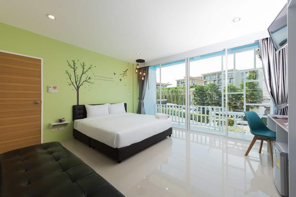 Suite with Balcony | 遮光窗簾/窗簾、免費 Wi-Fi、床單