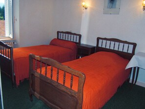 Quarto casal | Ferros/tábuas de passar roupa, berços grátis