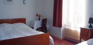 Family Suite | Iron/ironing board, free cribs/infant beds, rollaway beds, free WiFi - La Vie en Rose (Le Brugeron)