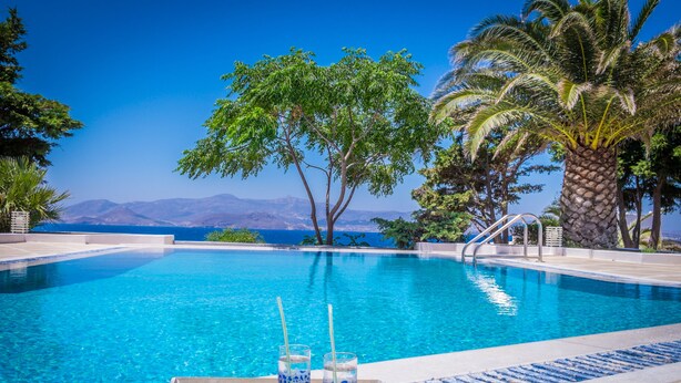 Piscina con vistas despejadas a montañas y al mar.