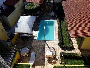 Una piscina al aire libre, tumbonas