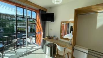 Deluxe Double Room with Balcony | In-room dining