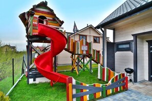 Children’s play area – outdoor - Domki Letniskowe Amelia (Ustronie Morskie)