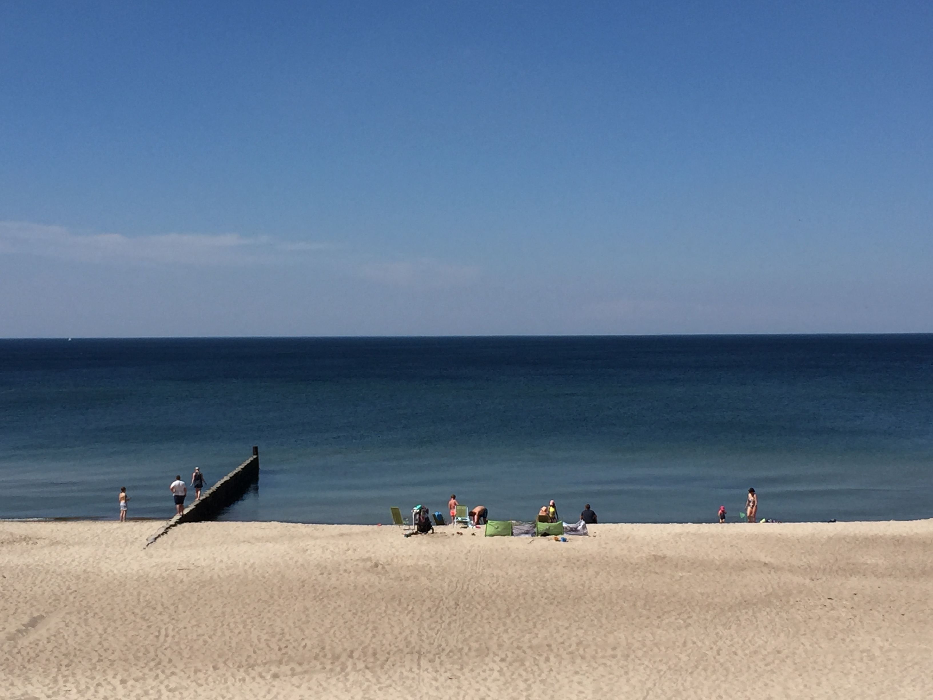 Una playa cerca, arena blanca, sillas reclinables de playa
