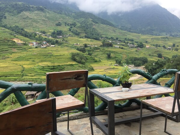 Outdoor dining - Freedom Homestay (Sa Pa)