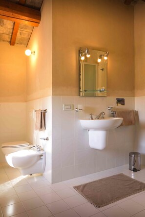 Chambre Quadruple | Salle de bain | Sèche-cheveux, bidet, serviettes fournies