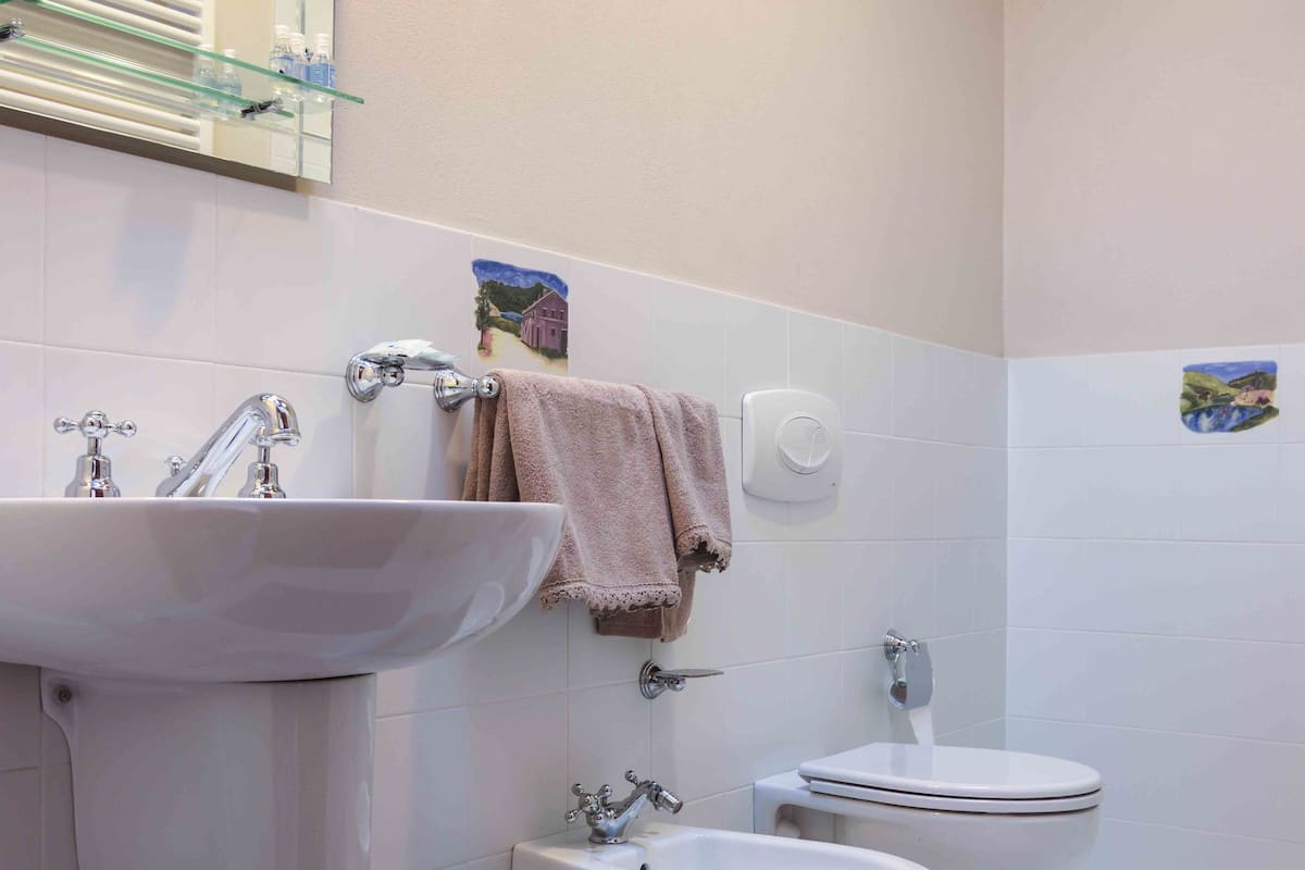 Een haardroger, een bidet, handdoeken