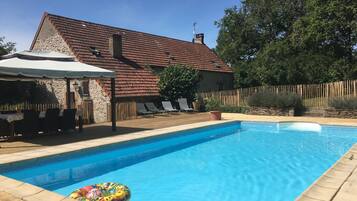 Piscina a l'aire lliure de temporada i gandules