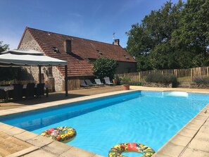 Piscine extérieure (ouverte en saison), chaises longues