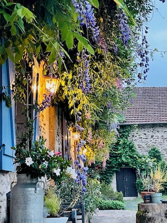 Exterior. Le Rianon