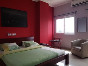 Individually decorated, individually furnished, laptop workspace - Neila Hôtel Résidence (Sèmè-Kpodji)