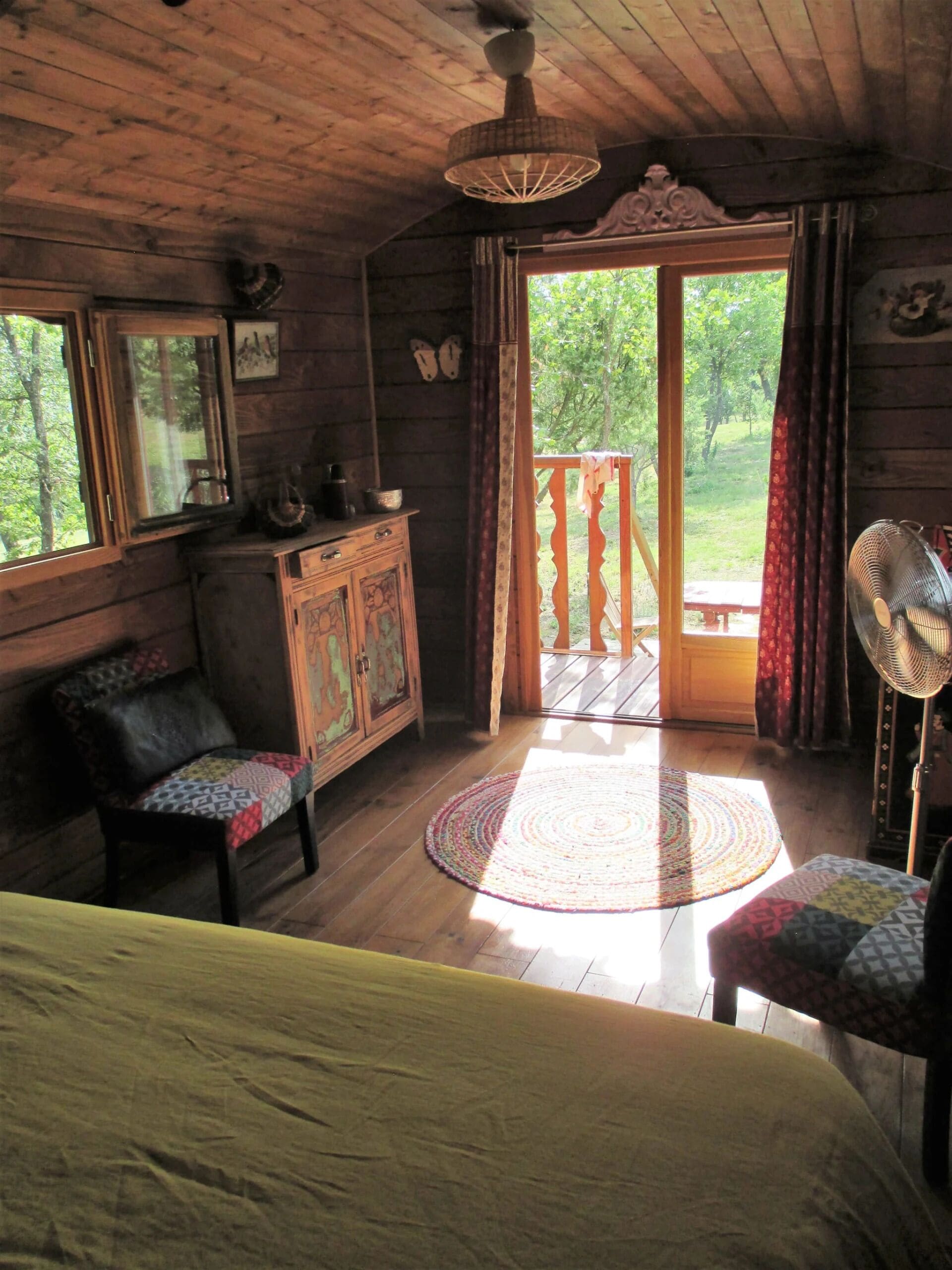 Cottage, patio, vue piscine | Coin séjour | Cheminée