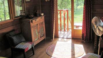 Cottage, patio, vue piscine | Coin séjour | Cheminée