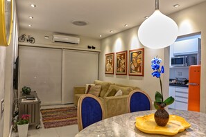 Appartement, 2 chambres, non-fumeurs, 2 salles de bains | Salle de séjour | Télévision à écran plat